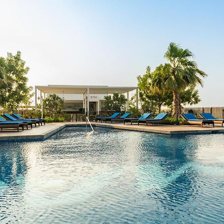 Radisson Dubai Damac Hills Hotel Exterior foto