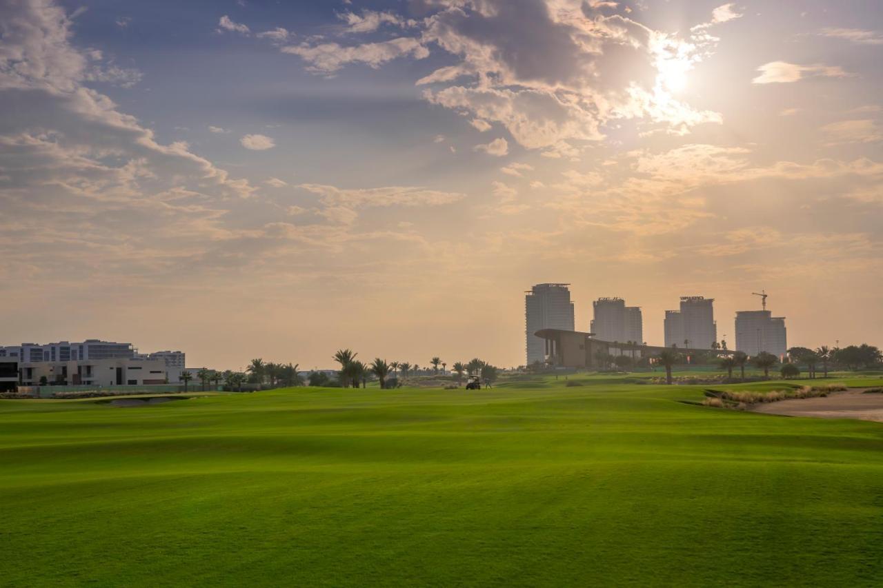 Radisson Dubai Damac Hills Hotel Exterior foto