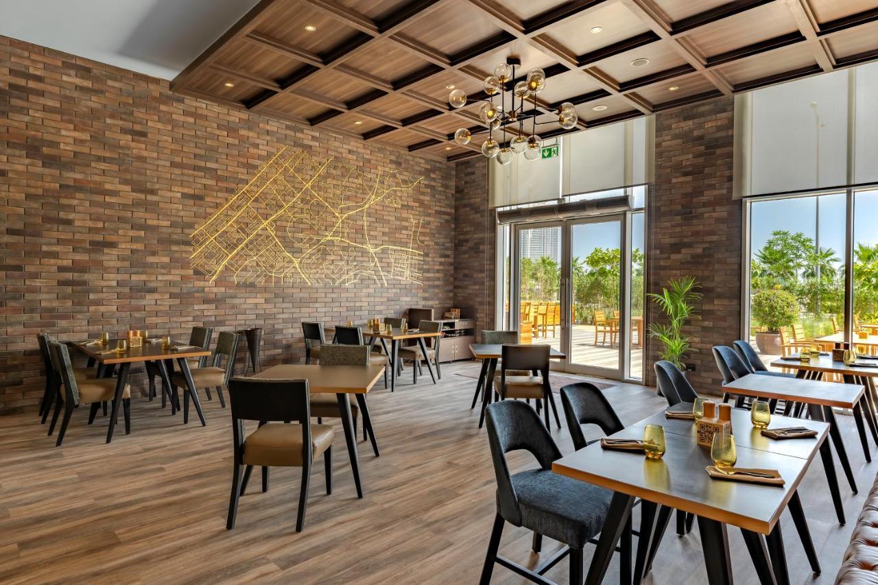 Radisson Dubai Damac Hills Hotel Exterior foto