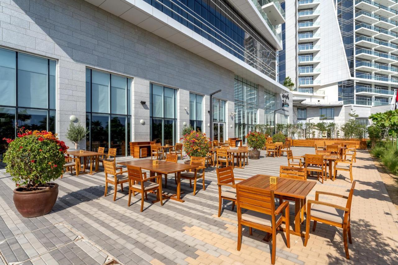 Radisson Dubai Damac Hills Hotel Exterior foto