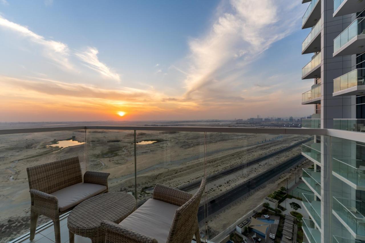 Radisson Dubai Damac Hills Hotel Exterior foto