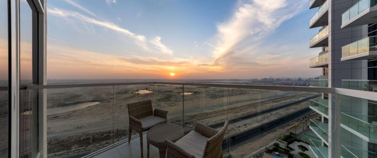Radisson Dubai Damac Hills Hotel Exterior foto