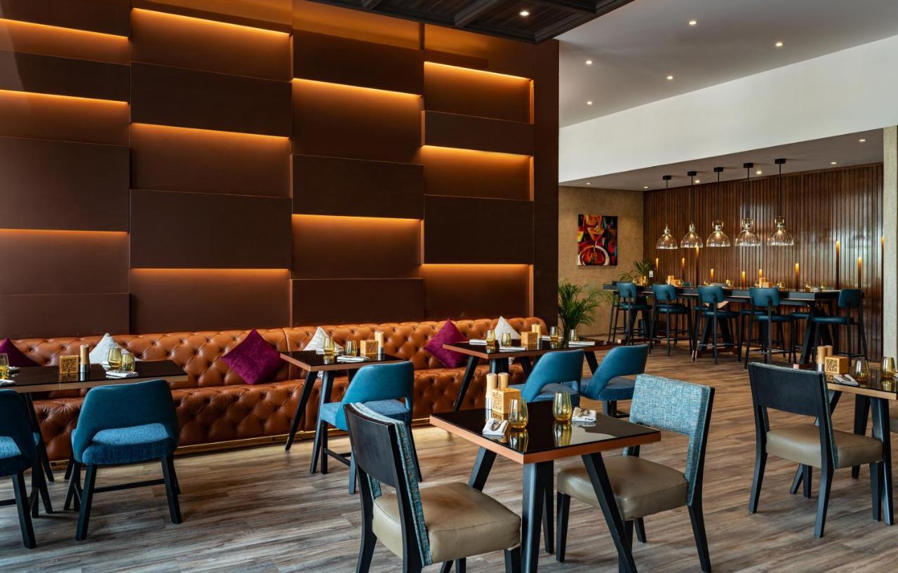 Radisson Dubai Damac Hills Hotel Exterior foto