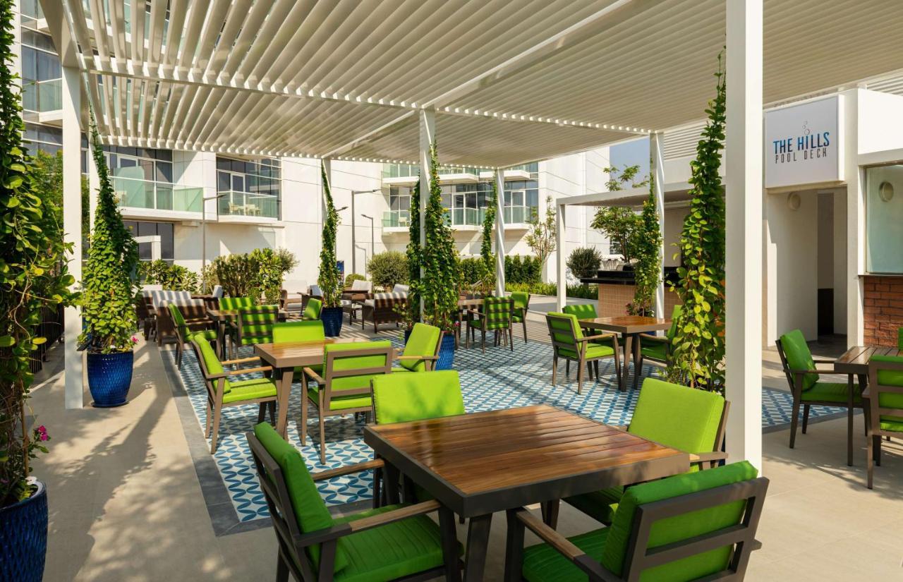Radisson Dubai Damac Hills Hotel Exterior foto