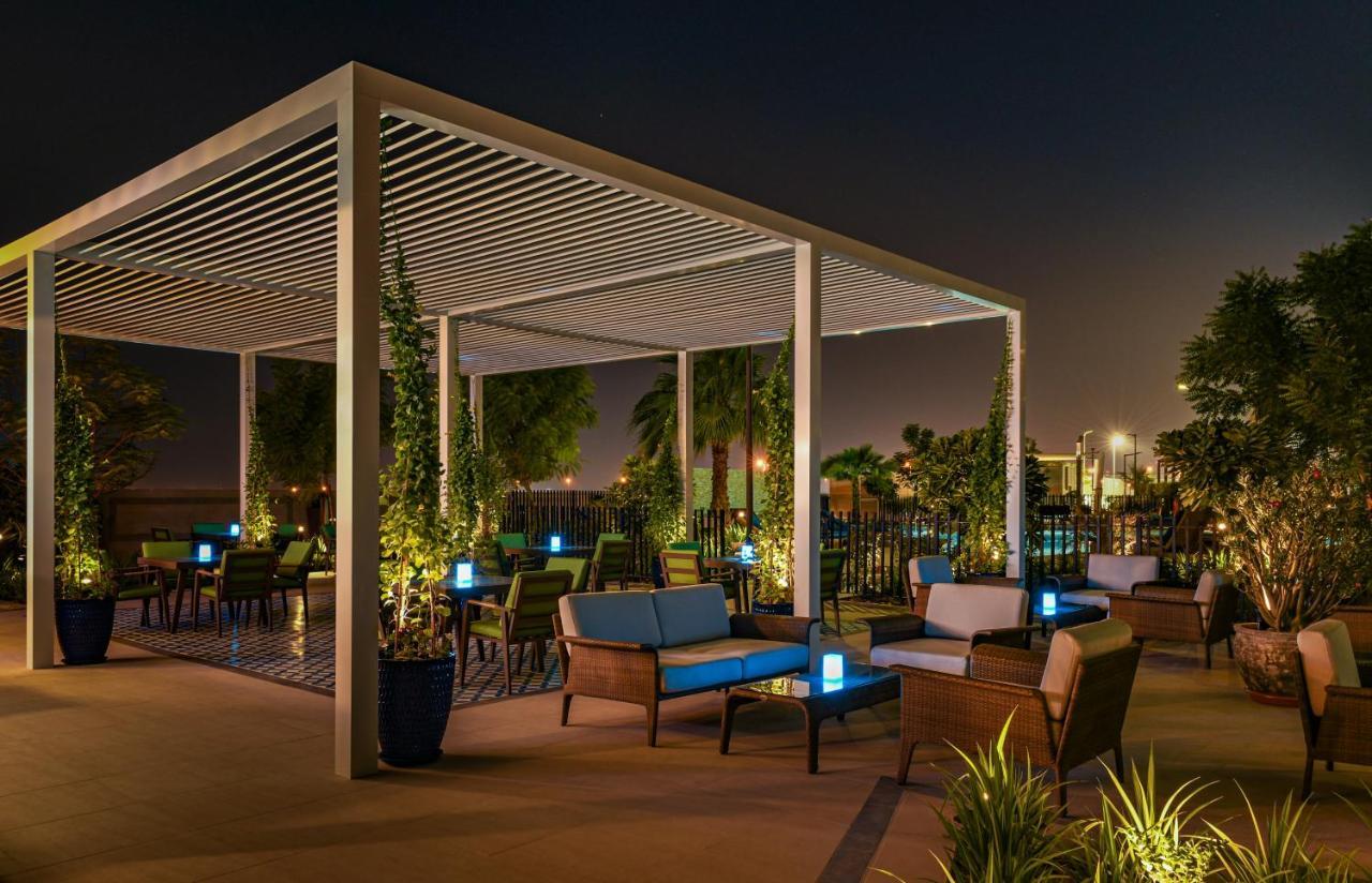 Radisson Dubai Damac Hills Hotel Exterior foto
