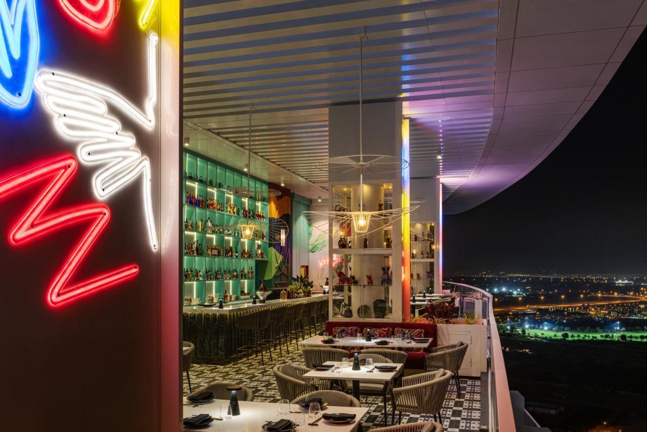Radisson Dubai Damac Hills Hotel Exterior foto