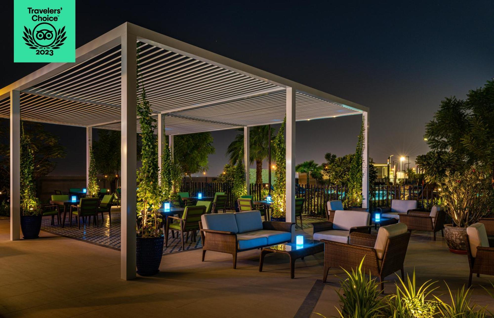 Radisson Dubai Damac Hills Hotel Exterior foto