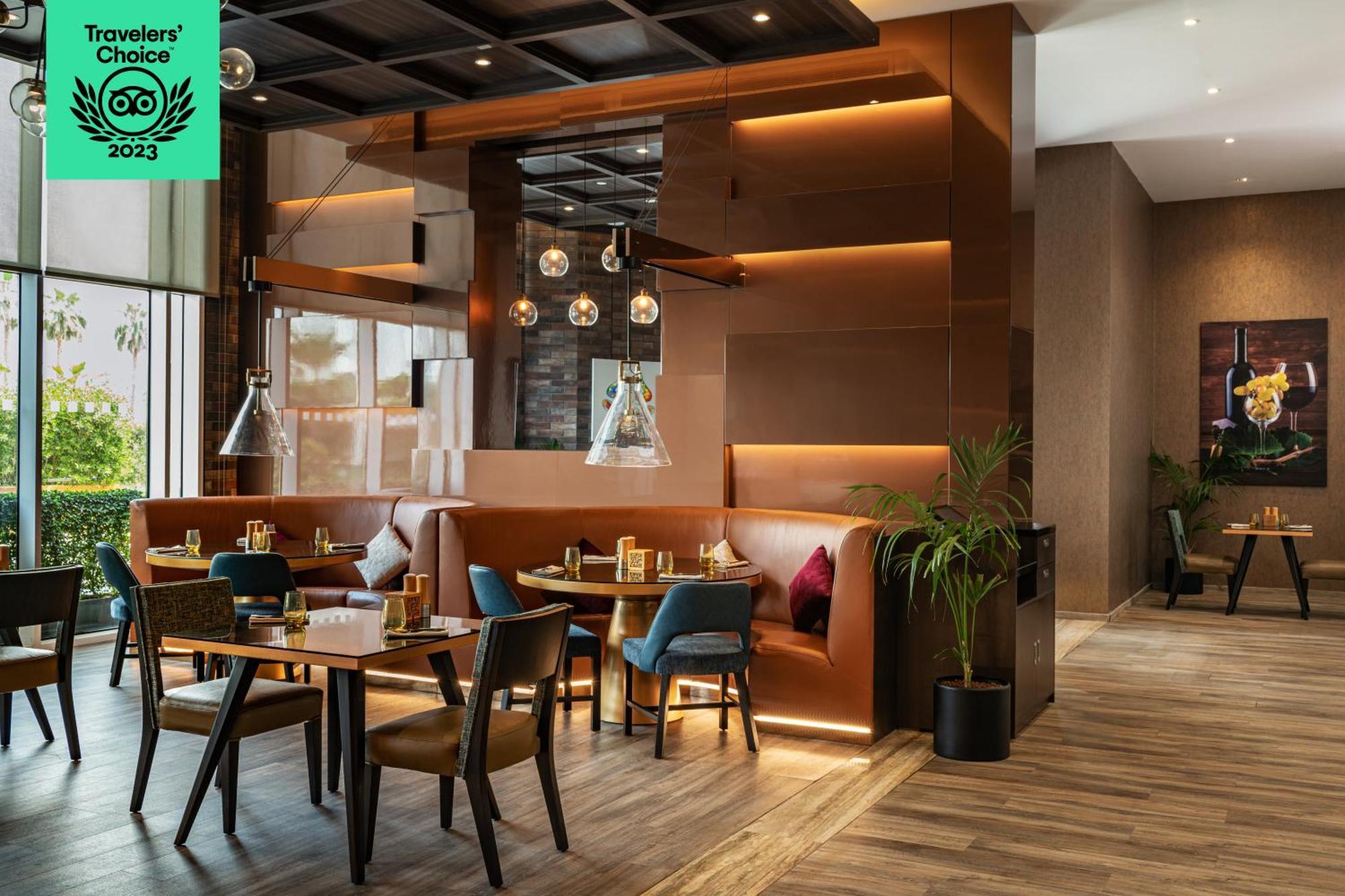 Radisson Dubai Damac Hills Hotel Exterior foto