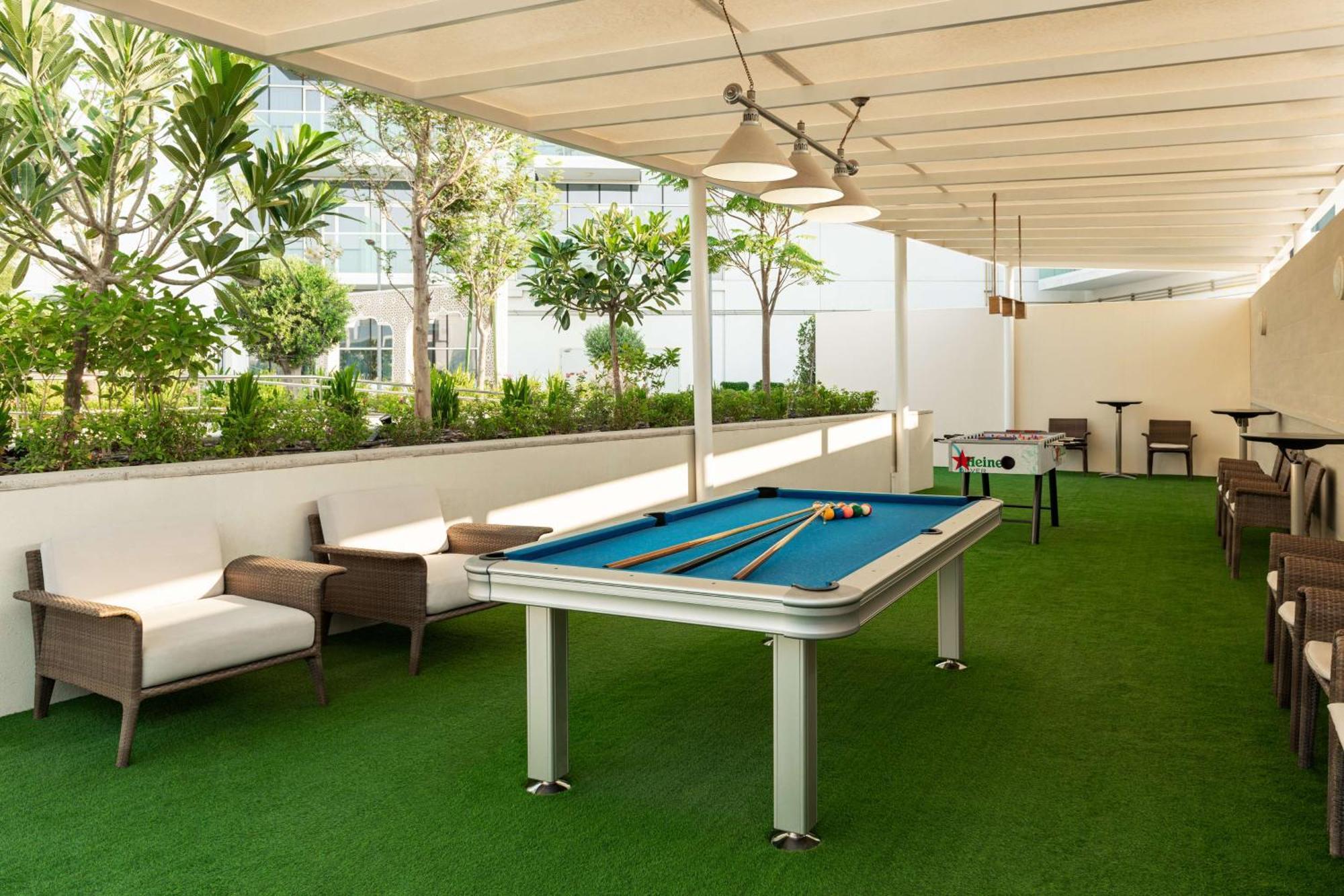 Radisson Dubai Damac Hills Hotel Exterior foto