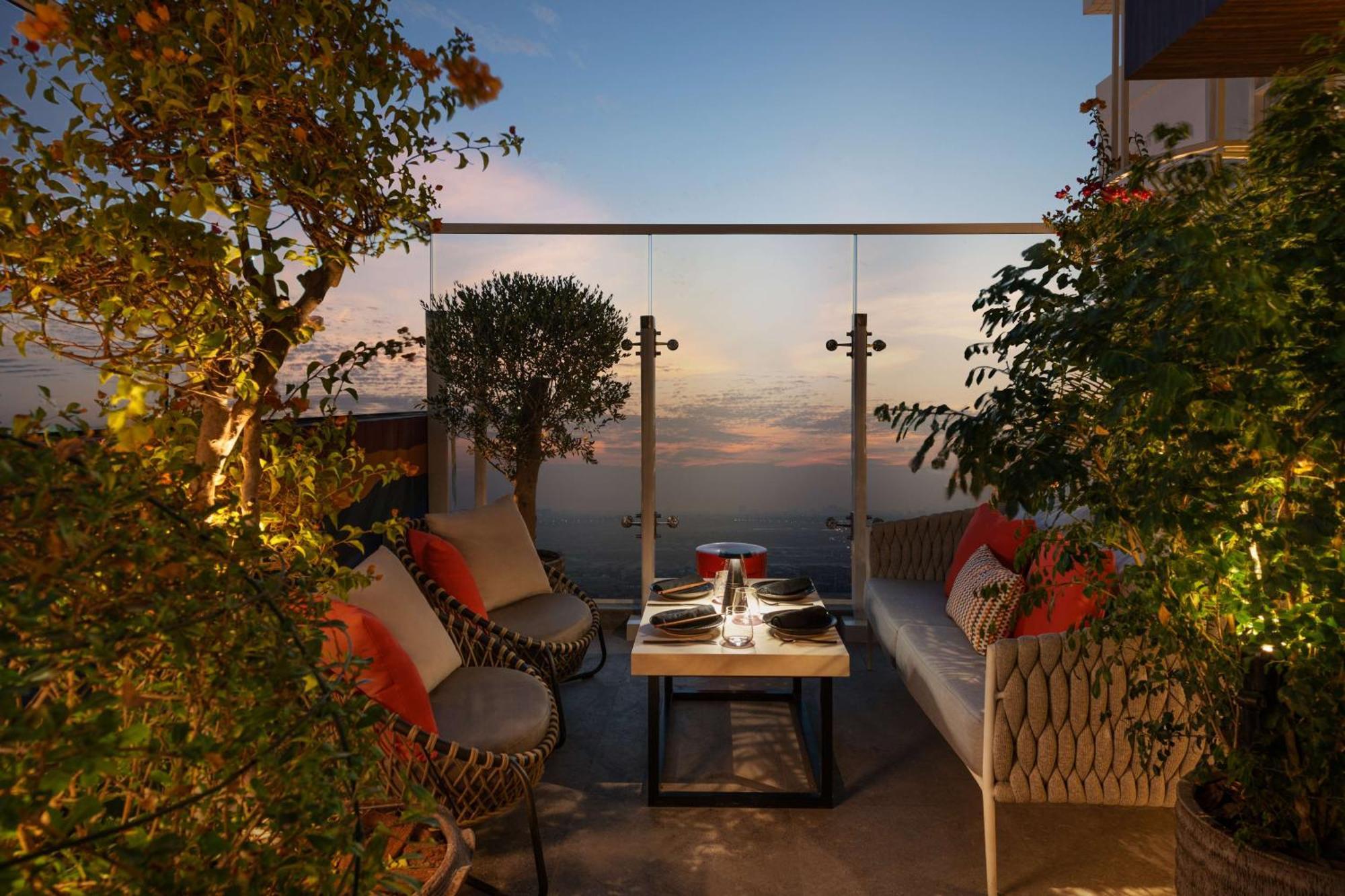 Radisson Dubai Damac Hills Hotel Exterior foto