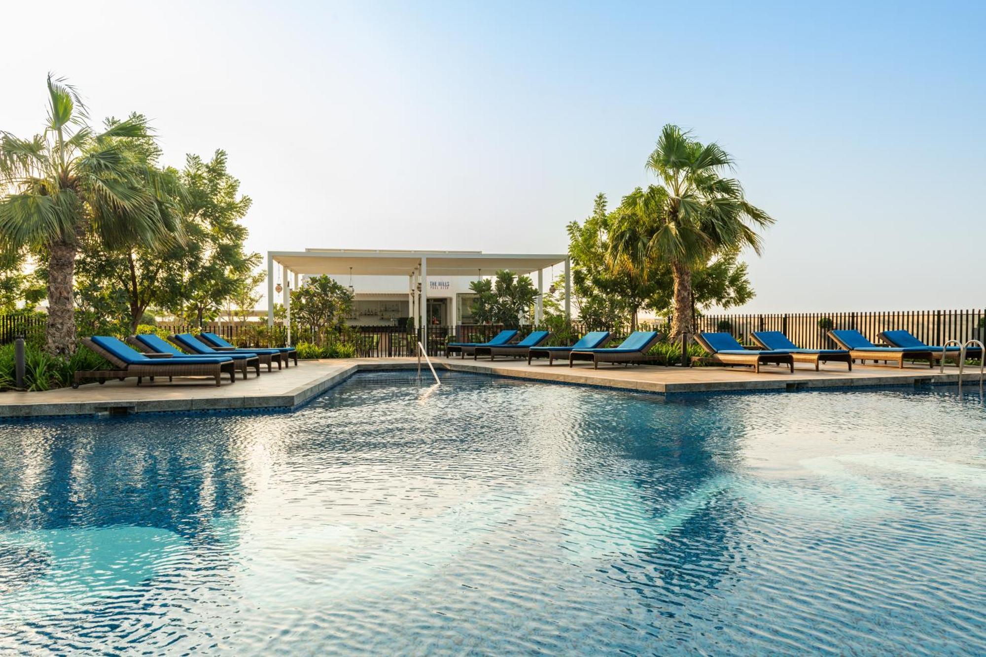 Radisson Dubai Damac Hills Hotel Exterior foto