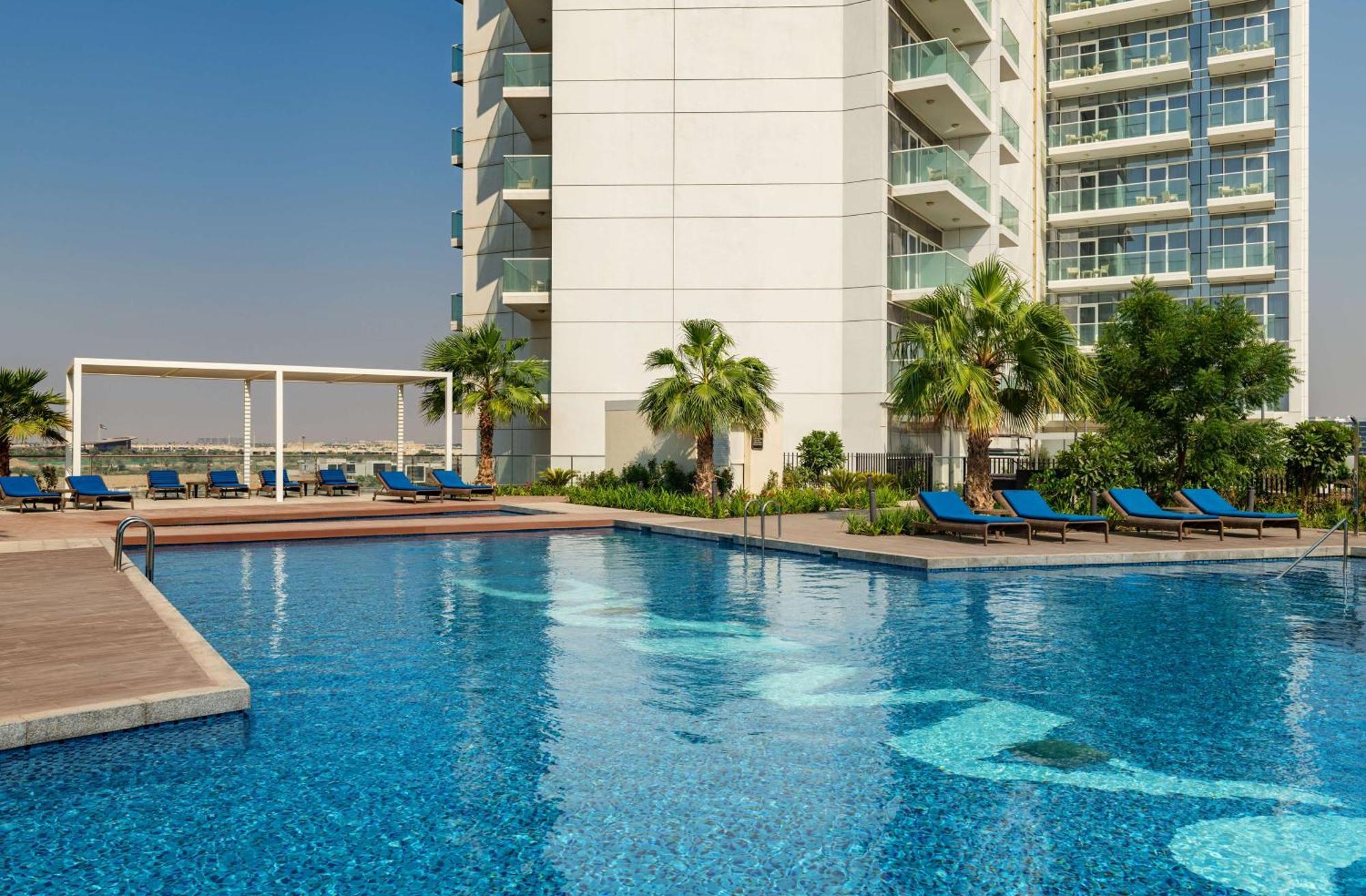 Radisson Dubai Damac Hills Hotel Exterior foto
