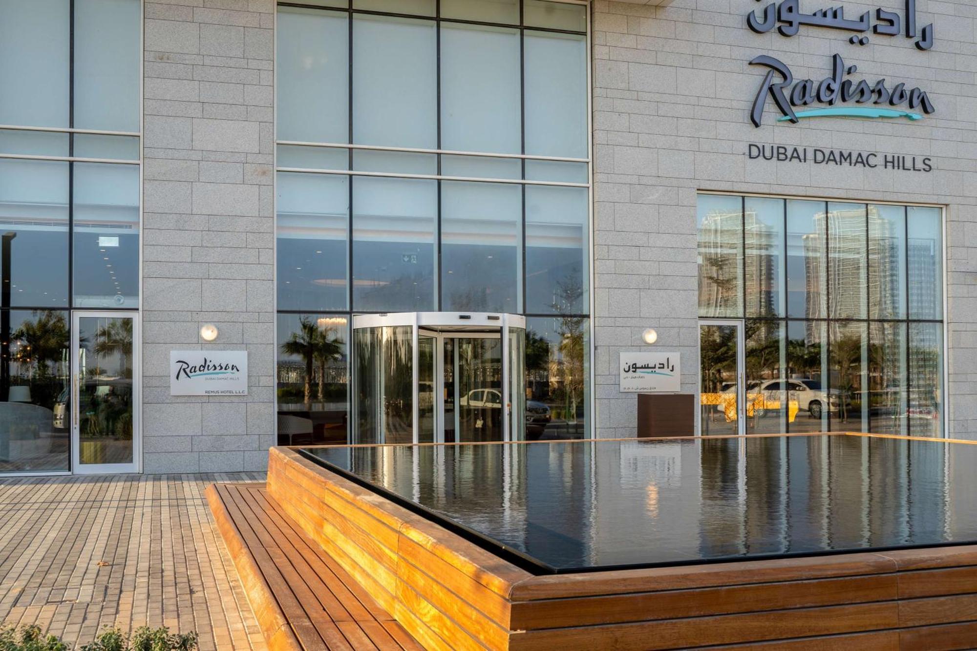 Radisson Dubai Damac Hills Hotel Exterior foto