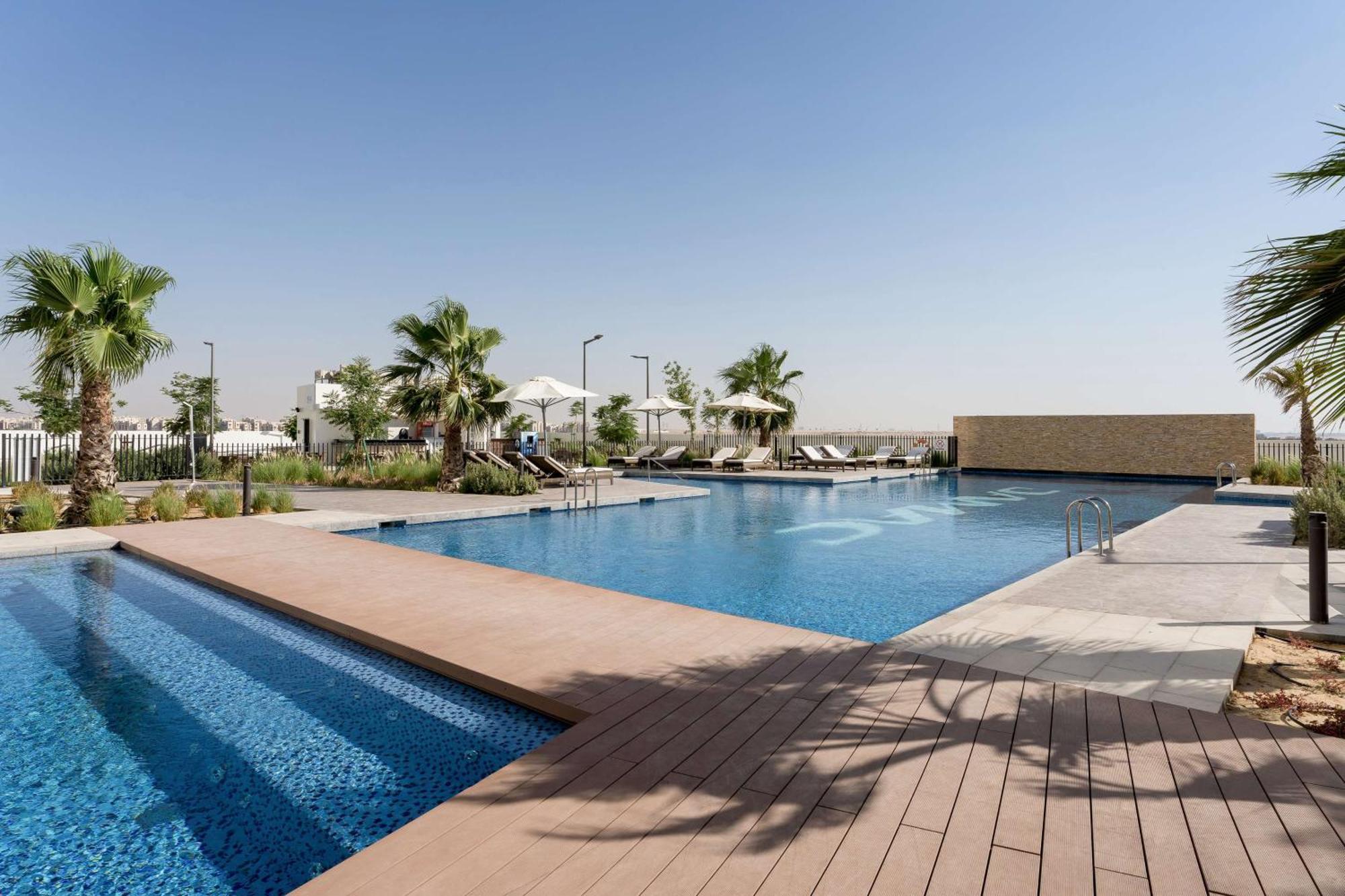 Radisson Dubai Damac Hills Hotel Exterior foto