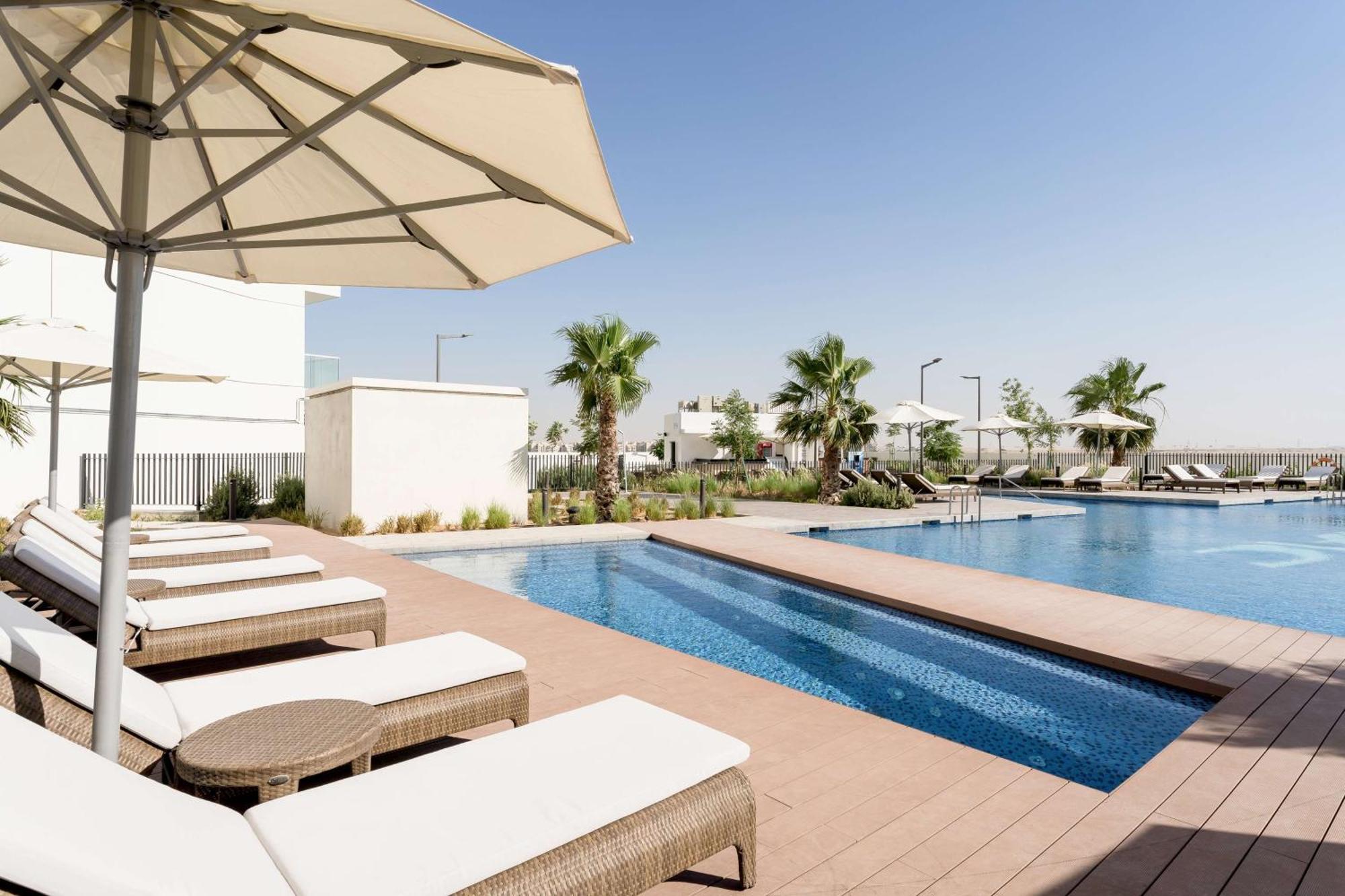 Radisson Dubai Damac Hills Hotel Exterior foto