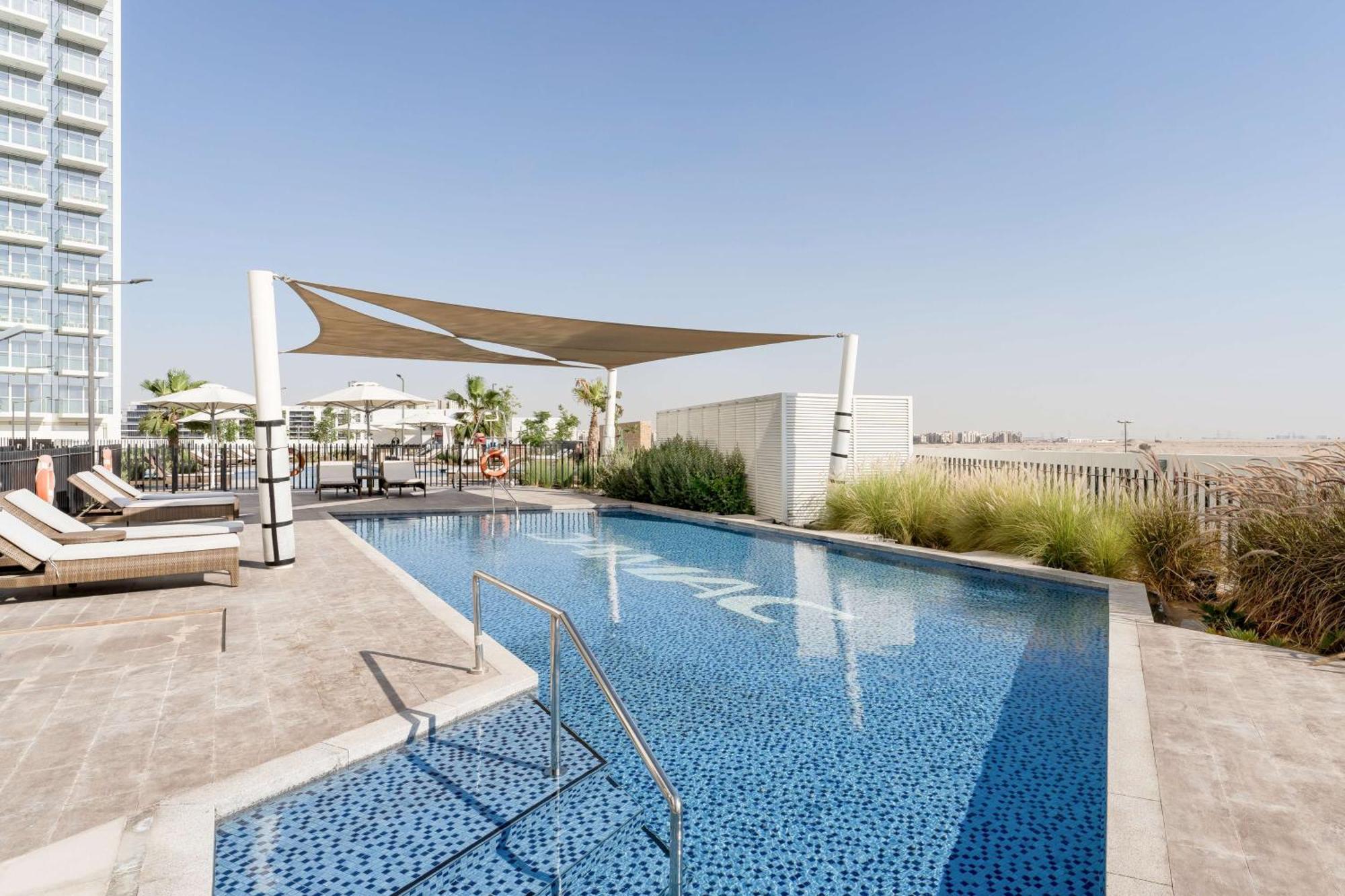 Radisson Dubai Damac Hills Hotel Exterior foto