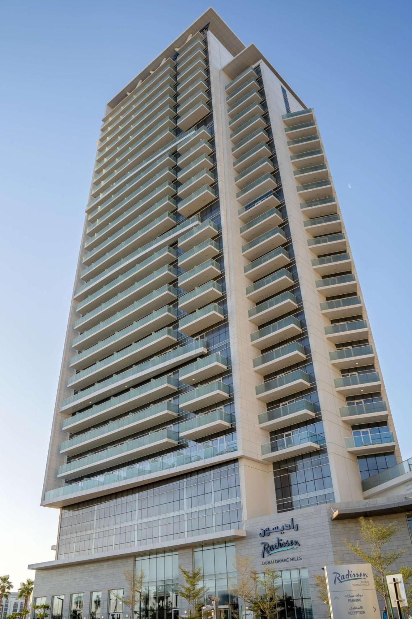 Radisson Dubai Damac Hills Hotel Exterior foto