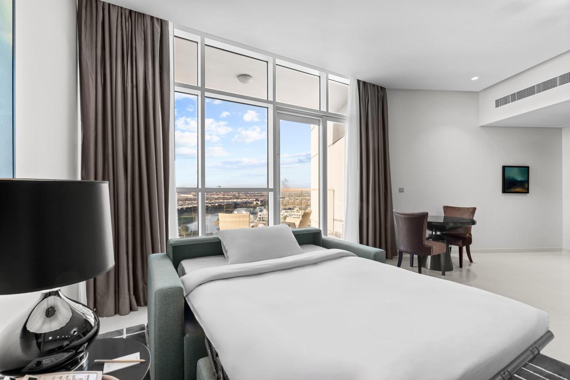 Radisson Dubai Damac Hills Hotel Exterior foto