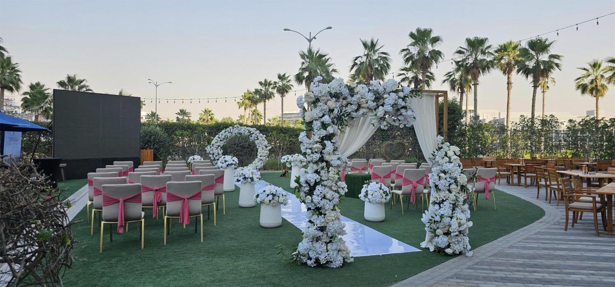 Radisson Dubai Damac Hills Hotel Exterior foto